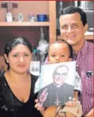  ?? AFP ?? Cecilia Flores recibió el milagro por el que Romero ya es santo.