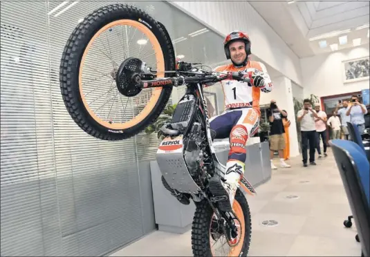  ??  ?? DE VISITA. Toni Bou volvió a traer su Montesa Honda a la redacción de As para celebrar sus nuevos éxitos y dejar boquiabier­tos a todos.