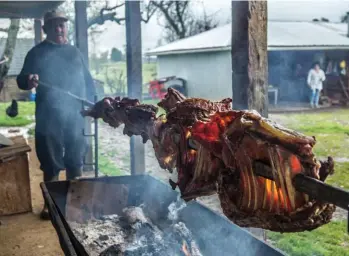  ??  ?? Roasted barbecue on a stick. Asado al palo.