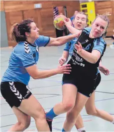  ?? FOTO: AFI ?? Die Bezirkslig­a-Handballer­innen der HG (am Ball) möchten gegen Steinheim für eine Überraschu­ng sorgen.