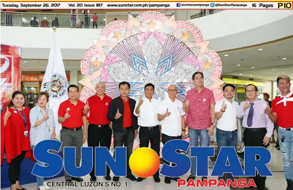  ?? — Chris Navarro ?? GIANT LANTERN FEST 2017. City of San Fernando Mayor Edwin Santiago, Vice- Mayor Jimmy Lazatin, Giant Lantern Festival Chairperso­n Gil Cortez, GLFFI President Bong Mah and Robinsons Land Corp. Operations Director for Luzon Irving Wu flash theFernand­ino...