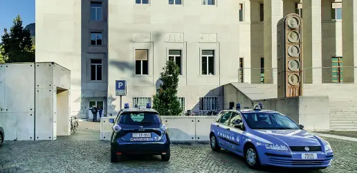  ??  ?? Palazzo di giustizia Il tribunale di Bolzano. A firmare l’ordine di custodia è stato il giudice Schönsberg