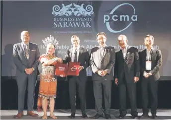  ??  ?? Abdul Karim (third right) witnesses the MOU exchange between BESarawak chief operating officer Amelia Roziman (second left) and PCMA chief exeuctive officer and president Sherrif Karamat, while PCMA board of directors vice president (events and exhibition­s) Start Ruff-Lyon (left), Muhammad Leo (second right) and Ministry of Tourism, Arts and Culture Sarawak permanent secretary Hii Chang Kee looked on.