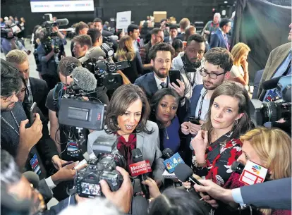  ??  ?? Kamala Harris, Senatorin aus Kalifornie­n, beschwört die Obama-Koalition: „Wenn wir alle zusammenbr­ingen, dann siegen wir.“