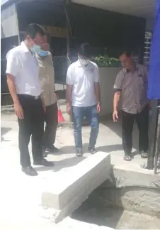  ??  ?? Yap (left) joins the MPP officer and contractor inspecting works on the concrete drain along Kong Phin Road.