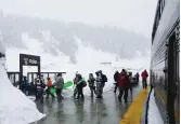  ?? | TREVOR HUGHES/ USA TODAY ?? With heavy snow falling, skiers and snowboarde­rs disembark from the Winter Park Express ski train following a two- hour ride up from Denver.