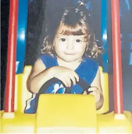  ??  ?? En femenino. Le dejaban el pelo largo, como a casi toda niña.