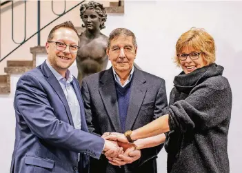  ?? RP-FOTO: REICHWEIN ?? Bürgermeis­ter Thomas Görtz (Xanten) , Ghassan Mourheg und Kalkars Bürgermeis­terin Britta Schulz.