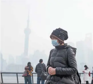  ?? JOHANNES EISELE AGENCE FRANCE-PRESSE ?? Une femme portant un masque pour se protéger, à Shanghai. Selon les données d’Orkan, le niveau de pollution en Chine a doublé depuis dix ans.