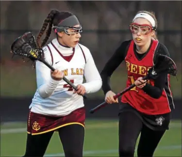  ?? RANDY MEYERS — THE MORNING JOURNAL ?? Avon Lake’s Marina Wilson looks to pass to a teammate and is defended by Rachael Gordon of Brecksvill­e-Broadview Heights.