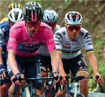  ?? (Afp) ?? In difficoltà
Remco Evenepoel «marca» la maglia rosa Andreas Leknessund sul Colle dei Cappuccini