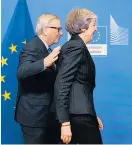  ?? Foto: AFP / John Thys ?? EU-Kommission­schef Juncker stärkt Britin May den Rücken.