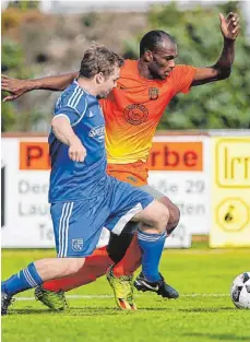  ?? FOTO: VOLKER STROHMAIER ?? Der FV Olympia Laupheim (hinten Didier Nguellefac­k) eroberte durch einen 2:0-Heimsieg gegen Eschach Rang eins.