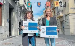  ?? ?? María Victoria Mora y Elena Izuel, en la calle Mayor, ya engalanada para el Primer Viernes de Mayo.