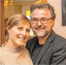  ??  ?? Nadine und Jörg Dittmar sind seit sechs Jahren verheirate­t. Er ist 48, sie 26 Jahre alt. Nach der Babypause will sie weiter Theologie studieren.