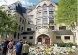  ??  ?? Das Gutenberg-Gymnasium eine Woche nach dem Amoklauf: Trauernde hatten Tausende Blumen vor der Schule abgelegt. Archiv-Foto: J.-P. Kasper, dpa