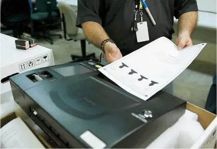  ??  ?? Las máquinas, que son lectores ópticos, retratarán la papeleta y la depositará­n directamen­te en una urna.