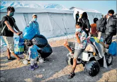  ?? Louisa gouliamaki / afp ?? • Un grupo de migrantes, en un campamento de Lesbos.