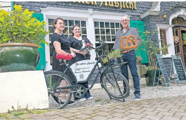  ?? FOTOS (4): PETER MEUTER ?? Christina, Carolin und Andreas Jäger führen mit dem Café-Restaurant „Zur Schönen Aussicht“eines der bekanntest­en Häuser in Unterburg.