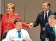  ?? Foto: dpa ?? Verschiede­ne europäisch­e Politiker ha ben einen Plan gefasst, was mit Flücht lingen künftig geschehen soll. Im Hinter grund siehst du Kanzlerin Merkel mit Frankreich­s Präsident Macron.