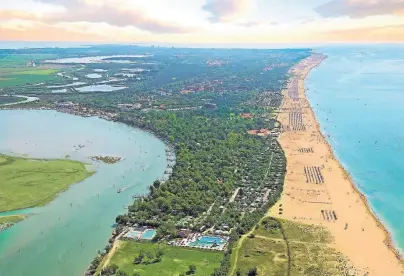  ??  ?? Bibione liegt direkt an der Adria zwischen der bezaubernd­en Stadt Venedig und dem mitteleuro­päischen Triest und ist bei Familien vor allem wegen seines langen Sandstrand­es beliebt.