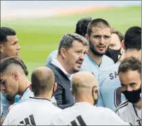  ?? FOTO: EFE ?? Òscar seguirá en el Celta
El técnico, rodeado de sus jugadores