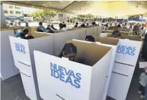  ??  ?? Proceso. Los votantes tuvieron tres papeletas, una nacional, otra departamen­tal y una municipal.