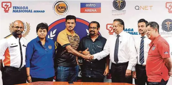  ?? PIC BY LUQMAN HAKIM ZUBIR ?? Malaysian Hockey Confederat­ion president Datuk Seri Subahan Kamal (centre) welcomes back S. Kumar (third from left) as he shakes hands with his lawyer Jadadish Chandra in the presence of national coach Stephen Van Huizen (right) yesterday.