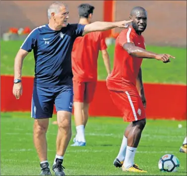  ??  ?? ÚLTIMOS DETALLES. Herrera remató ayer la preparació­n del partido de hoy contra el Lugo.