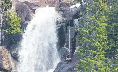  ?? FRANCIS GEORGIAN/ POSTMEDIA NEWS ?? Rescuers work to locate the bodies of three hikers who tumbled to their deaths at Shannon Falls, near Squamish, B.C.
