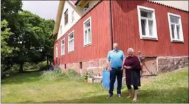  ??  ?? SÄLJER INTE. Birgitta Franzén och Niklas Franzén, här på Ernholm gård, är två av de sju markägare i släken Franzén som inte vill sälja sin mark till Pargas stad.