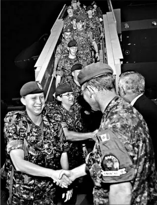  ?? RYAN REMIORZ/ CANADIAN PRESS ?? Lt.-Col. Mike Voith, right, welcomes members of Canada’s Disaster Assistance Relief Team (DART) to Islamabad, Pakistan, yesterday. Medical and water filtration systems may operate by the weekend.