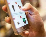  ??  ?? En grandes cadenas comerciale­s, los empleados usan sus propias redes sociales para ofrecer productos, incluidas sus cuentas de Whatsapp.