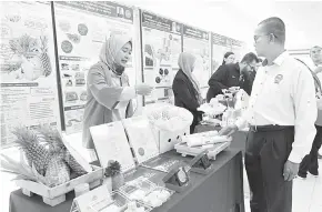  ?? — Gambar Bernama ?? MELAWAT: Mohamad Zabawi (tengah) ketika melawat ruang pameran pada Majlis Sambutan Hari Biodiversi­ti Peringkat MARDI 2023 di Ibu Pejabat MARDI, Serdang, kelmarin.