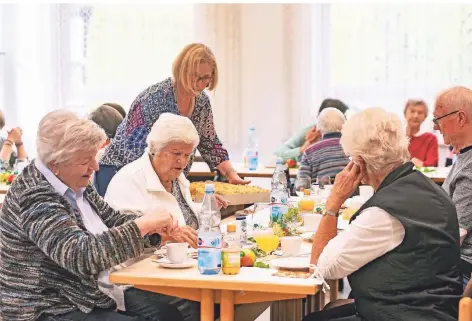  ?? FOTO: ARNULF STOFFEL ?? Gut 25 Seniorinne­n und Senioren genießen die Nachmittag­e jeden Donnerstag in der Drk-geschäftss­telle am Bensumskam­p.