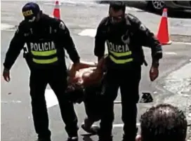  ?? CORTESÍA ?? A Bogarín tuvieron que someterlo entre varios policías.