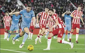  ?? FOTO: ATHLETIC CLUB ?? A por todas Yeray lucha por recuperar el balón en el área del Almería