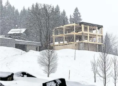  ?? Na místě Švýcarskéh­o domu roste nová dřevostavb­a. FOTO MAFRA – YAN RENELT ?? Bydlení s výhledem.