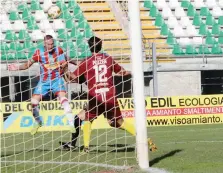  ??  ?? Silvestri di testa insacca il gol decisivo per il Catania