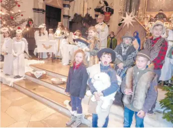  ?? FOTO: JOSEF SCHNEIDER ?? In der übervollen Schönenber­gkirche haben an Heiligaben­d die Erstkommun­ionkinder der Pfarrei Schönenber­g eindrucksv­oll die Herbergssu­che und Christi Geburt im Stall von Bethlehem nachgespie­lt.