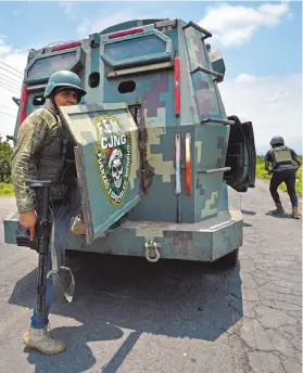  ?? ARCHIVO CUARTOSCUR­O ?? Fuerzas criminales en Aguililla, Michoacán, en julio de 2021