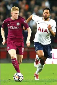  ?? DAVID KLEIN/REUTERS ?? NOMINE PEMAIN TERBAIK: Kevin de Bruyne berusaha menjauhi kejaran gelandang Spurs Mousa Dembele di Wembley Stadium.