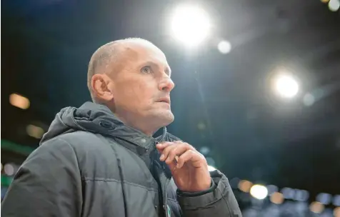  ?? Foto: Matthias Balk, dpa ?? Zuletzt selten erfolgreic­h: Trainer Heiko Herrlich steht mit dem FC Augsburg in Bielefeld unter Druck.