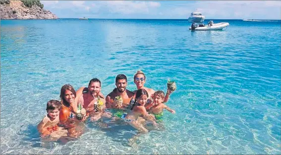  ?? FOTOS: TWITTER ?? La luna de miel de la familia Messi, que llega a su tramo final, contó este fin de semana con la visita sorpresa a Luis Suárez junto a su mujer y sus hijos. En la playa, Leo y Antonela jugaron a palas y ayudaron al pequeño Thiago a hacer castillos de...