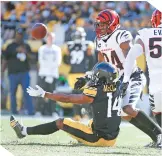  ?? ?? Ray-Ray McCloud soltó el balón entre dos defensivos de los Bengals.