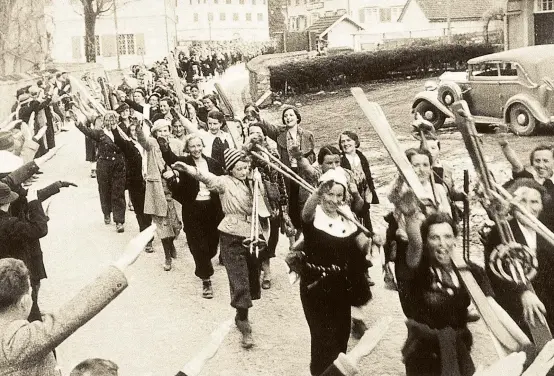  ??  ?? Dornbirn, 6. März 1938. Ein Skirennen wird zum Aufmarsch, die ersehnte Machtübern­ahme der Nationalso­zialisten steht kurz bevor.