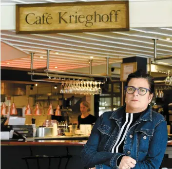  ?? PHOTO STEVENS LEBLANC ?? La propriétai­re du Café Krieghoff, Kathy Rioux, préfère fermer la succursale de l’avenue Maguire (photo), même si cette décision lui occasionne des pertes, plutôt que de mettre en péril celle de la rue Cartier, qui fonctionne bien.
