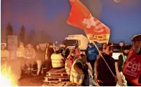  ?? AFP ?? ‘Yellow vests’ ‘ protesters block the access to the Carrefour Supply Chain in Allonnes near Le Mans, northweste­rn France. —