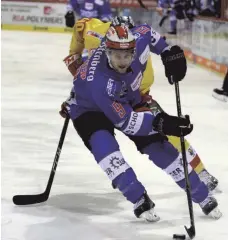  ?? FOTO: DIETER REINHARDT ?? Lange Zeit ließen beide Teams dem Gegner nicht viel zu: Im Bild Stefano Giliati, Wild Wings. Dann wendete sich das Blatt zu Ungunsten der Schwennige­r Schwäne.