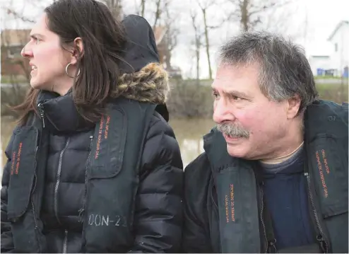  ?? ANNIK MH DE CARUFEL LE DEVOIR ?? Charles Baumgarten, ici avec sa fille Phoebe, est retourné dans sa maison à Rigaud mardi. Les autorités qui l’y ont conduit lui ont laissé une quinzaine de minutes pour récupérer quelques effets personnels. «Je n’ai pas trouvé mon chat. Ça m’inquiète»,...